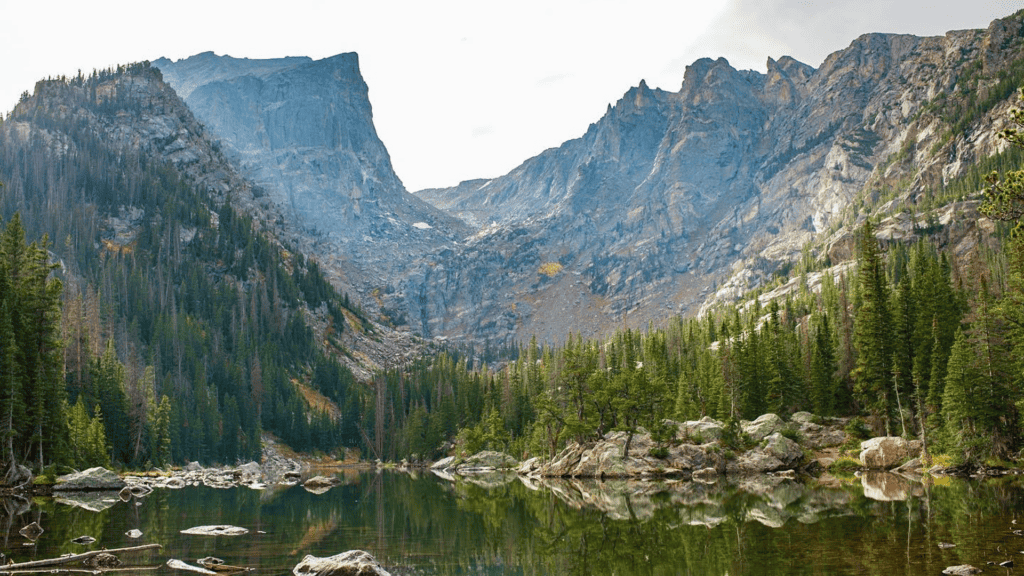 A lake surrounded by mountains and trees.