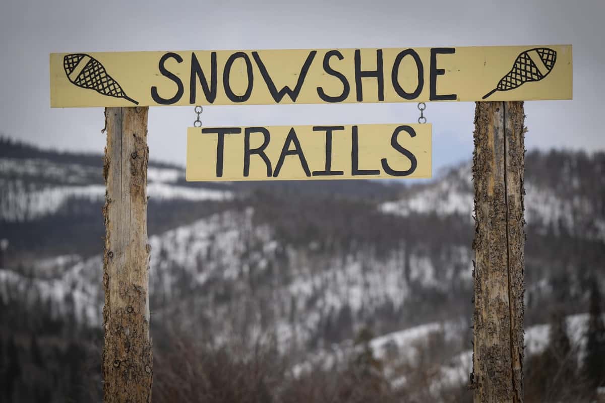 A sign that says snowshoe trails.