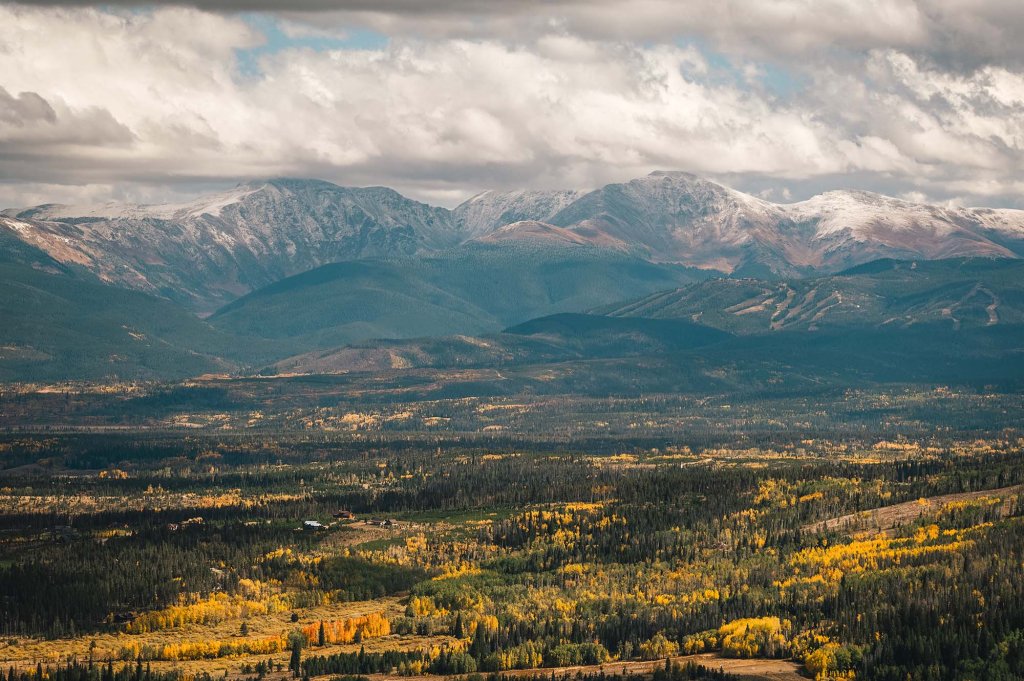 Mountain landscape with fall foliage and the Arapaho National Forest in Grand County, Colorado.